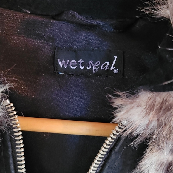 🥳👯‍♀️Wet Seal Cropped Faux Fur Jacket XS/S👯‍♀️🥳 - Picture 4 of 6